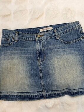 Abercrombie & Fitch Denim Mini Skirt Size 6 Distressed Raw Hem
